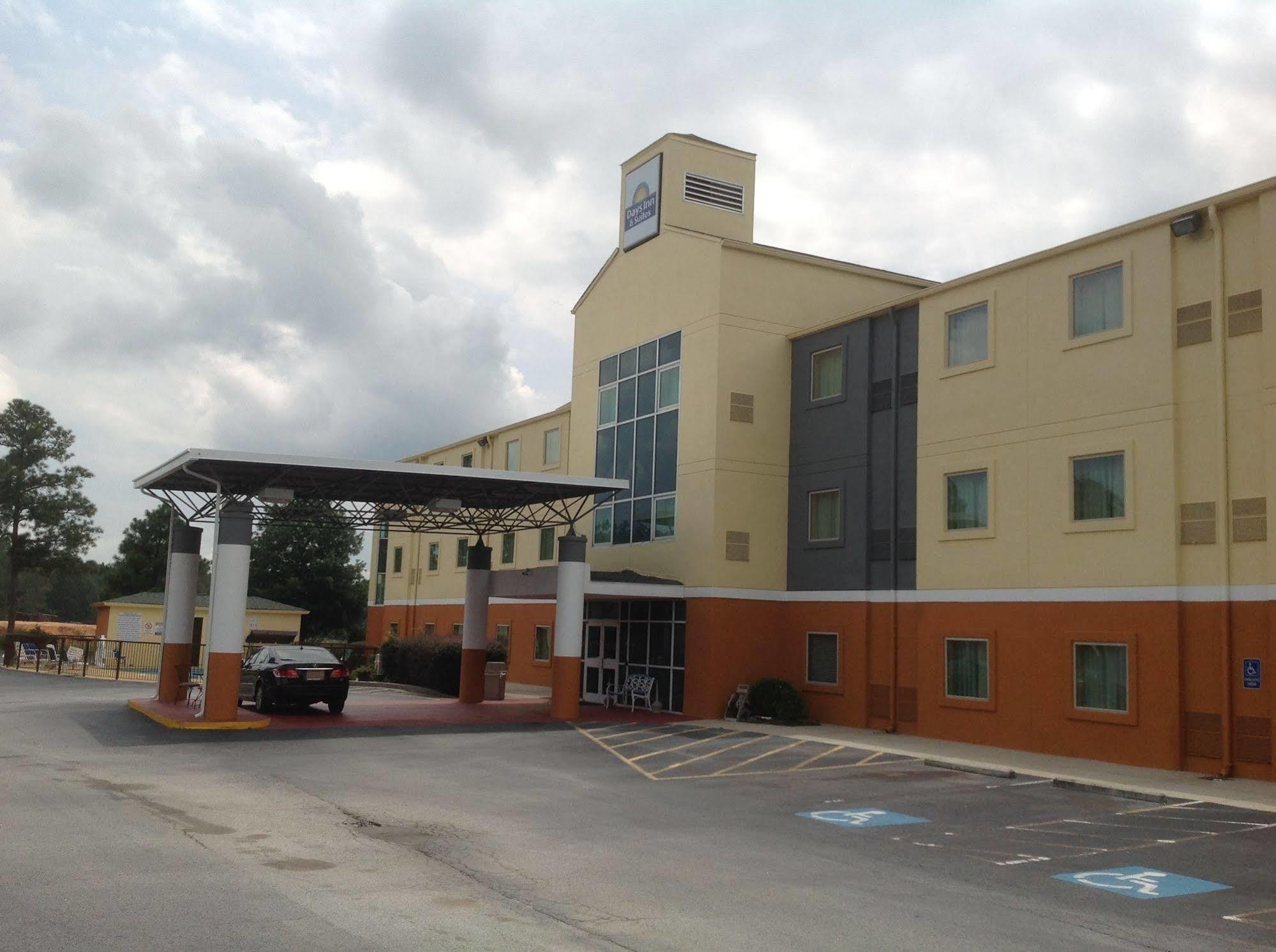 Days Inn & Suites By Wyndham Augusta Near Fort Eisenhower Zewnętrze zdjęcie