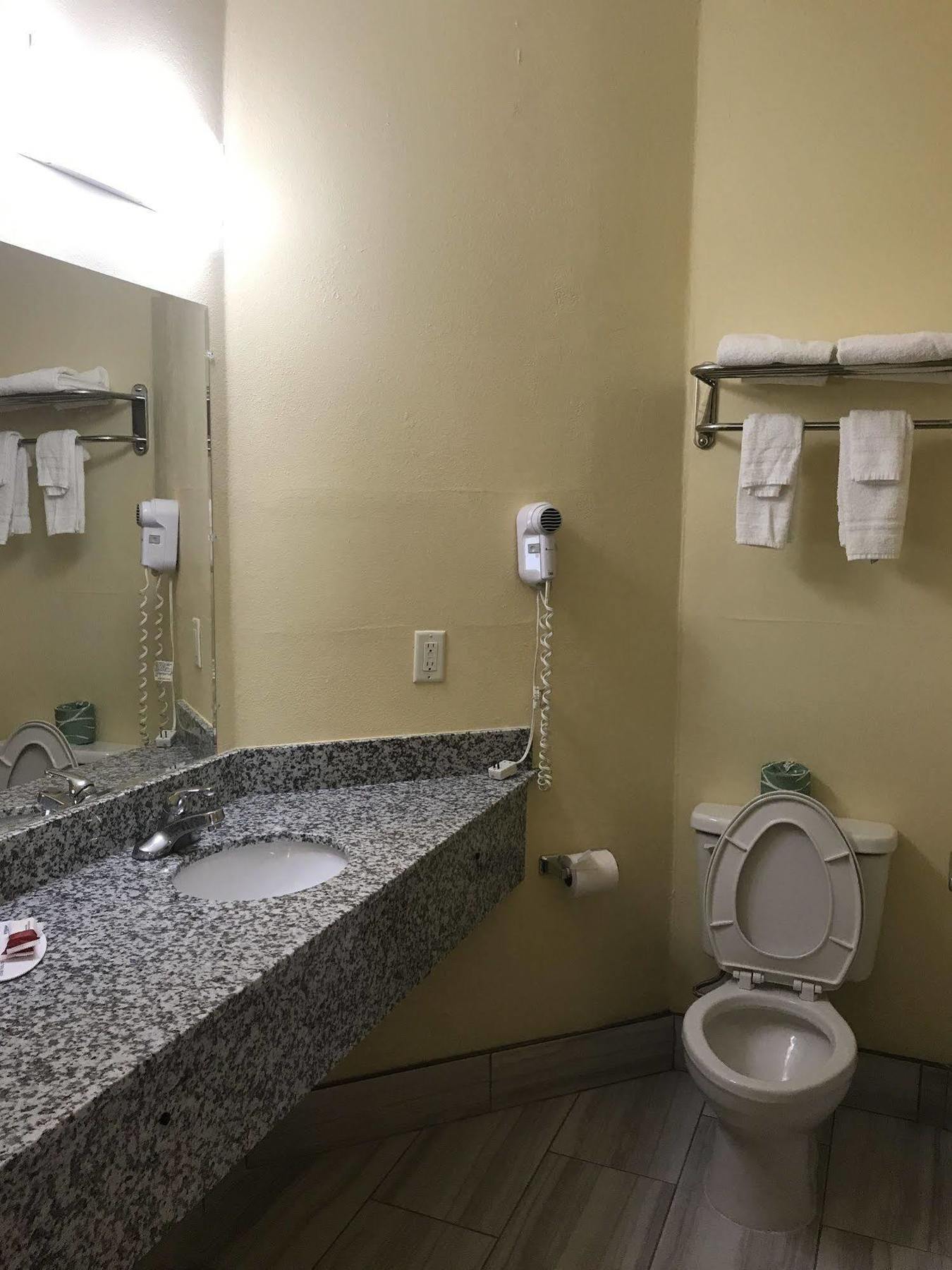 Days Inn & Suites By Wyndham Augusta Near Fort Eisenhower Zewnętrze zdjęcie